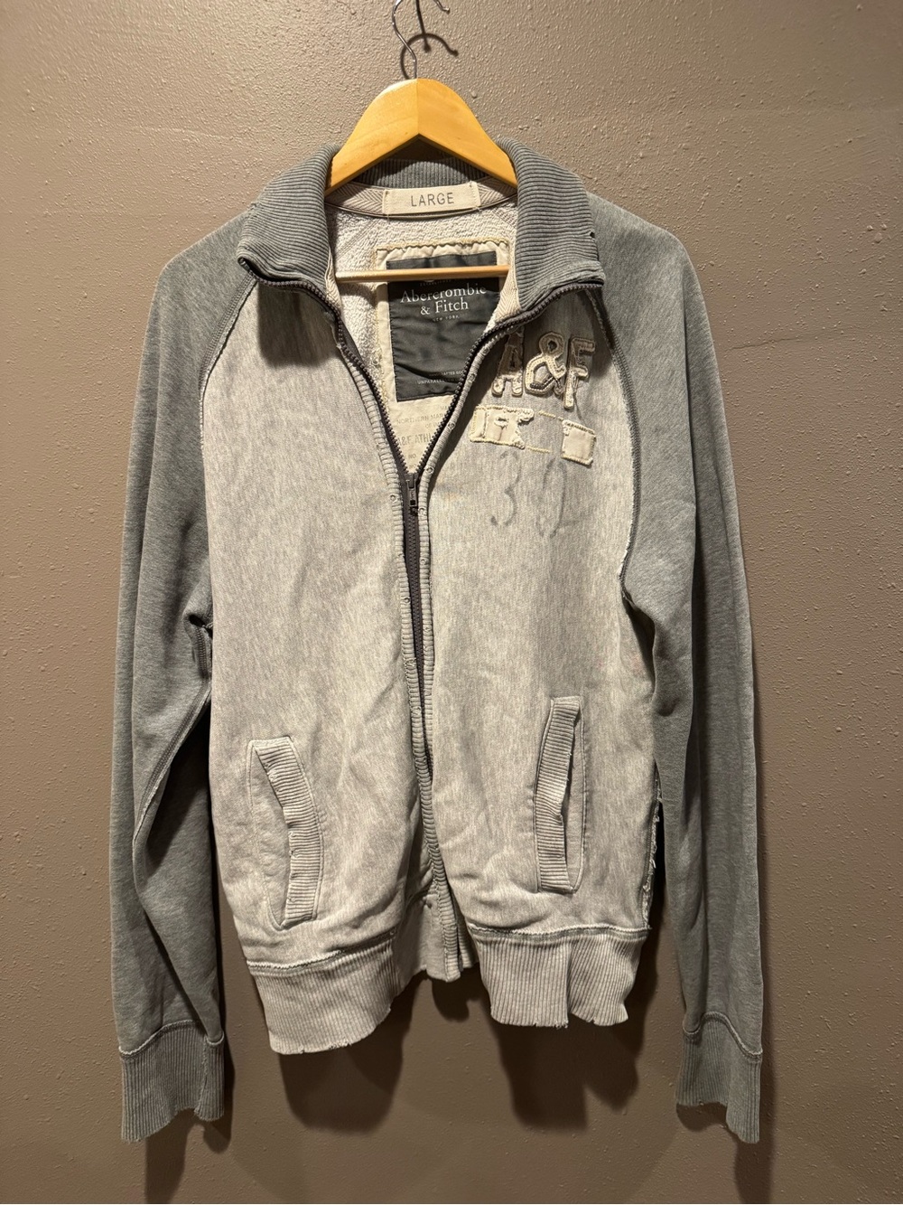 Distressed Vintage Y2K Abercrombie & Fitch Light Grey Zip-Up Men's Sweater